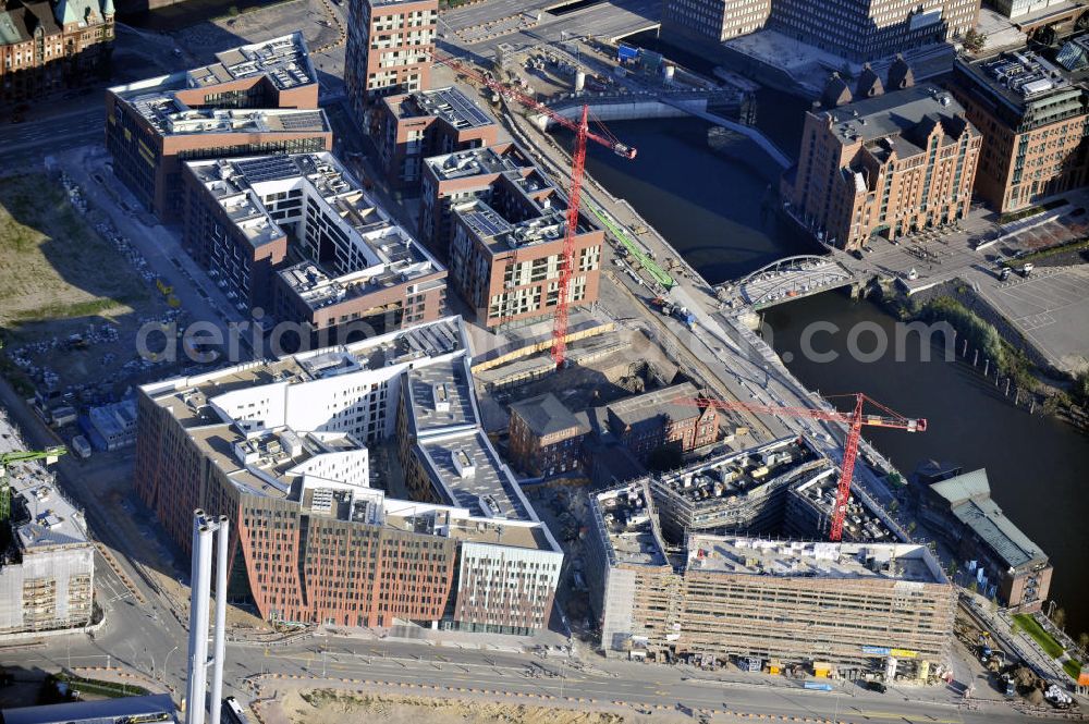 Aerial photograph Hamburg - Blick auf das Plangelände des Übersee Quartiers am Hamburger Hafen. Hier sollen Wohn- und Bürogebäude, aber auch Geschäfte und Hotels entstehen. Der alte Baubestand wurde vor Beginn der Arbeiten fast vollständig entfernt. Erhalten blieben nur das alte Hafenamt und ein kleines Verwaltungsgebäude. Das Baugebiet liegt zwischen dem Magdeburger Hafen und der Nordelbe. Entwickelt wurde das Projet von der Hafen City Hamburg GmbH. View to the planning area of the Übersee Quartier at the harbour in Hamburg. Here are planned apartement and buisness buildings and also hotels and restaurants. The old building stock, except the Port Authority and an small buisness building, was removed from this area before the construction work started. The planning area is placed between the Magdeburg harbour and the Nordelbe. The project is realised from the Hafen City Hamburg GmbH.