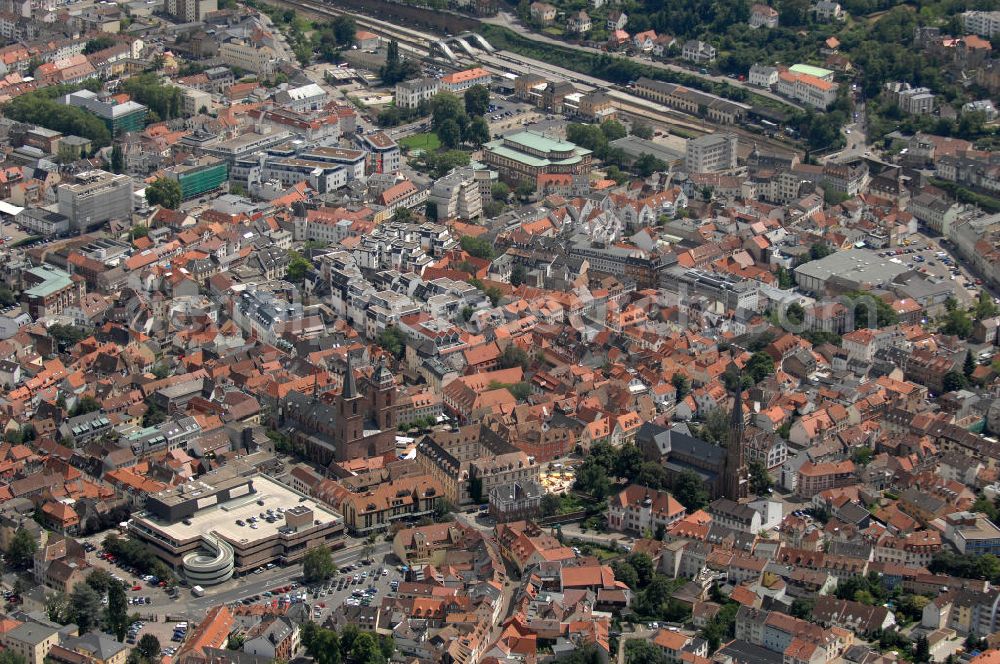 Aerial image Neustadt an der Weinstraße - Blick auf die Altstadt. Gegründet wurde die Stadt im 13. Jahrhundert unter dem Namen Nuewenstat, heute zählt sie ca. 54.000 Einwohner. Die Stiftskirche auf dem 14. Jahrhundert wird seit 1707 von der katholischen und protestantischen Gemeinde genutzt. Die Marinkirche aus dem 19. Jahrhundert ist rein katholisch und wurde erbaut, weil der katholische Teil der Stiftskirche nicht mehr ausreichte. Beide Kirchen liegen weniger als 200 m von einan der entfernt, dazwischen steht das Rathaus. Kontakt: Öffentlichkeitsarbeit und Gremien, Hauptabteilung, Marktplatz 1, 67433 Neustadt, Tel. 06321 / 855 221