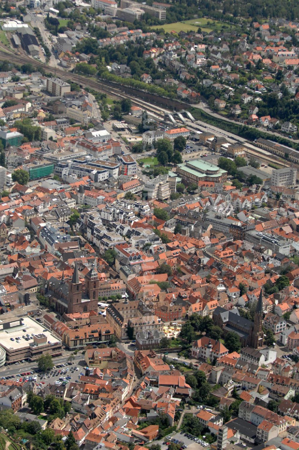 Aerial photograph Neustadt an der Weinstraße - Blick auf die Altstadt. Gegründet wurde die Stadt im 13. Jahrhundert unter dem Namen Nuewenstat, heute zählt sie ca. 54.000 Einwohner. Die Stiftskirche auf dem 14. Jahrhundert wird seit 1707 von der katholischen und protestantischen Gemeinde genutzt. Die Marinkirche aus dem 19. Jahrhundert ist rein katholisch und wurde erbaut, weil der katholische Teil der Stiftskirche nicht mehr ausreichte. Beide Kirchen liegen weniger als 200 m von einan der entfernt, dazwischen steht das Rathaus. Kontakt: Öffentlichkeitsarbeit und Gremien, Hauptabteilung, Marktplatz 1, 67433 Neustadt, Tel. 06321 / 855 221