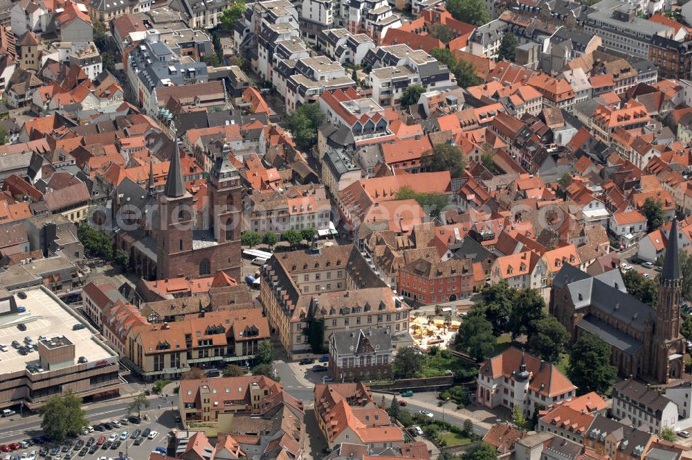 Neustadt an der Weinstraße from above - Blick auf die Altstadt. Gegründet wurde die Stadt im 13. Jahrhundert unter dem Namen Nuewenstat, heute zählt sie ca. 54.000 Einwohner. Die Stiftskirche auf dem 14. Jahrhundert wird seit 1707 von der katholischen und protestantischen Gemeinde genutzt. Die Marinkirche aus dem 19. Jahrhundert ist rein katholisch und wurde erbaut, weil der katholische Teil der Stiftskirche nicht mehr ausreichte. Beide Kirchen liegen weniger als 200 m von einan der entfernt, dazwischen steht das Rathaus. Kontakt: Öffentlichkeitsarbeit und Gremien, Hauptabteilung, Marktplatz 1, 67433 Neustadt, Tel. 06321 / 855 221