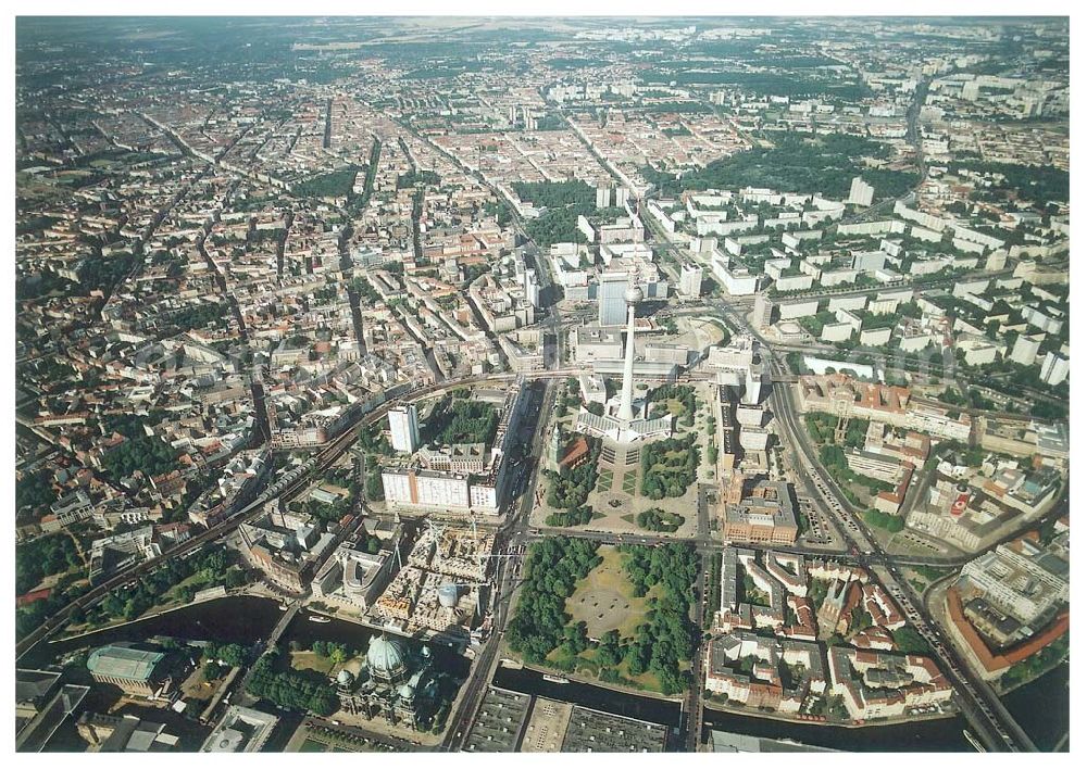 Berlin from the bird's eye view: Übersicht über Berlin - Mitte mit der Baustelle DOM-AQUAREE der DIFA am Berliner Dom. 08.07.02