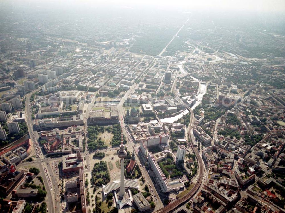 Berlin from above - Übersicht über Berlin - Mitte mit der Baustelle DOM-AQUAREE der DIFA am Berliner Dom. 08.07.02