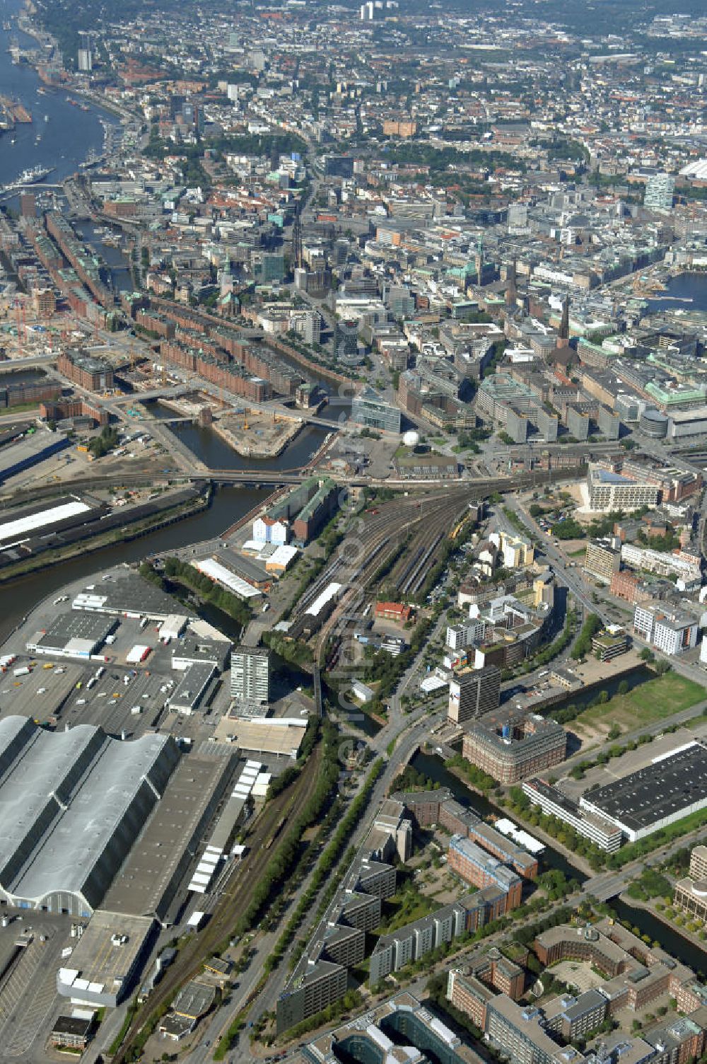 Aerial photograph Hamburg - Blick über den Stadtteil Hammerbrook auf die Hamburger Altstadt und Hamburger Hafen. Kontakt: Hamburg Tourismus GmbH, Steinstraße 7, 20095 Hamburg, Tel: +49(0)40 30051 300, Fax +49(0)40 30051 333, Email: info@hamburg-tourismus.de