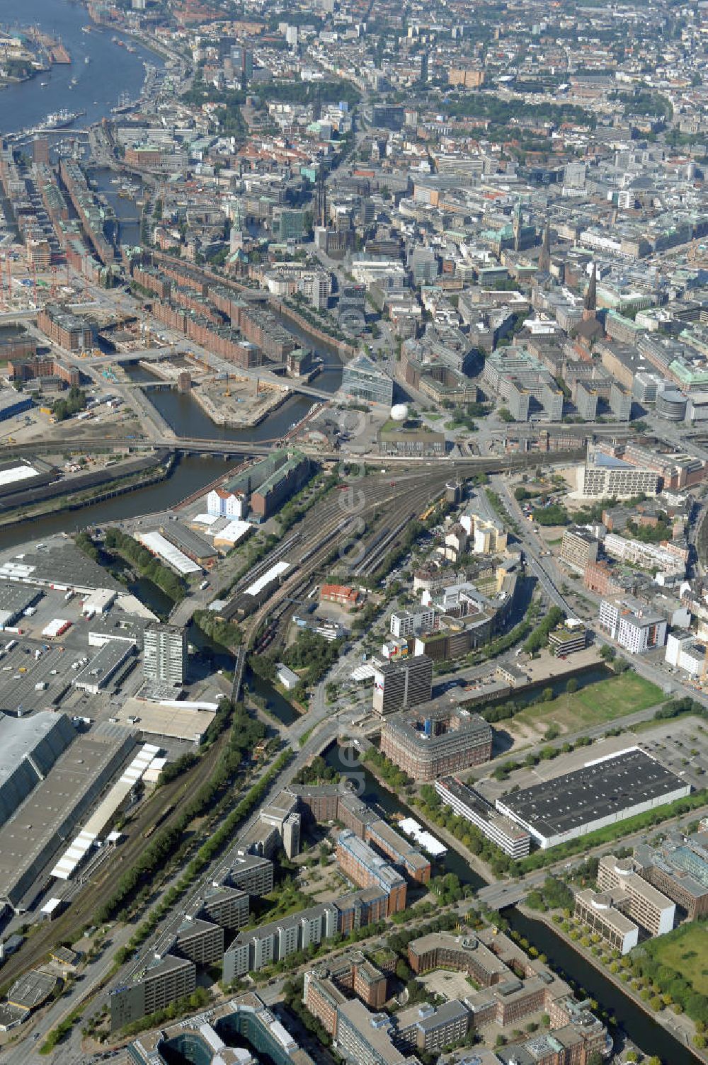 Hamburg from above - Blick über den Stadtteil Hammerbrook auf die Hamburger Altstadt und Hamburger Hafen. Kontakt: Hamburg Tourismus GmbH, Steinstraße 7, 20095 Hamburg, Tel: +49(0)40 30051 300, Fax +49(0)40 30051 333, Email: info@hamburg-tourismus.de