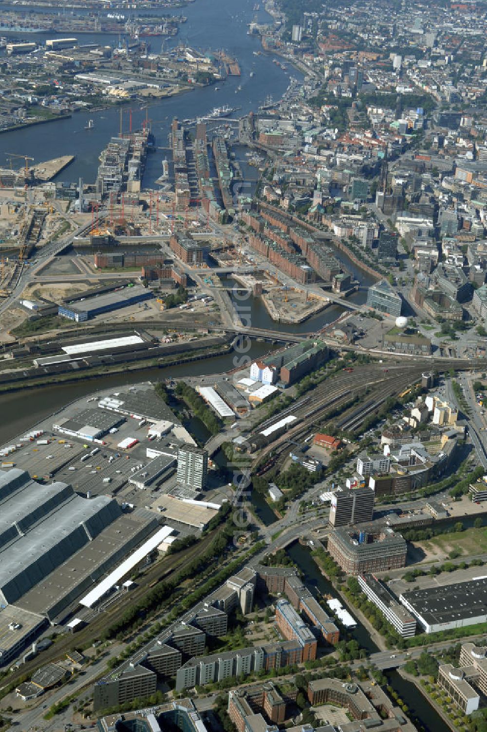 Aerial photograph Hamburg - Blick über den Stadtteil Hammerbrook auf die Hamburger Altstadt und Hamburger Hafen. Kontakt: Hamburg Tourismus GmbH, Steinstraße 7, 20095 Hamburg, Tel: +49(0)40 30051 300, Fax +49(0)40 30051 333, Email: info@hamburg-tourismus.de