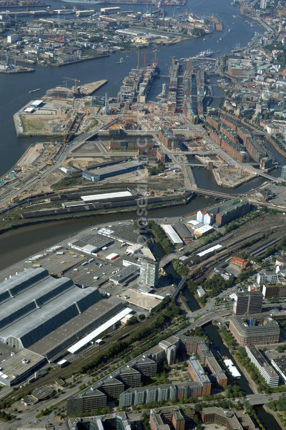 Hamburg from above - Blick über den Stadtteil Hammerbrook auf die Hamburger Altstadt und Hamburger Hafen. Kontakt: Hamburg Tourismus GmbH, Steinstraße 7, 20095 Hamburg, Tel: +49(0)40 30051 300, Fax +49(0)40 30051 333, Email: info@hamburg-tourismus.de