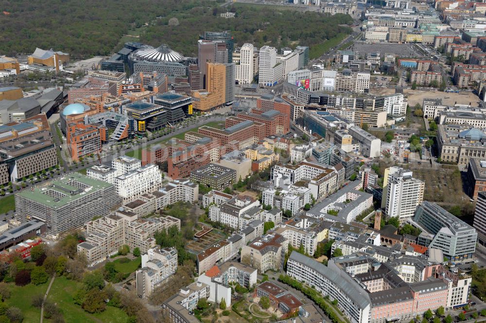 Berlin from the bird's eye view: Übersichtsaufnahme von Wohnhäusern mit dem Potsdamer Platz in Berlin-Mitte. Overview of blocks of flats with the Potsdamer Platz in Berlin-Mitte.