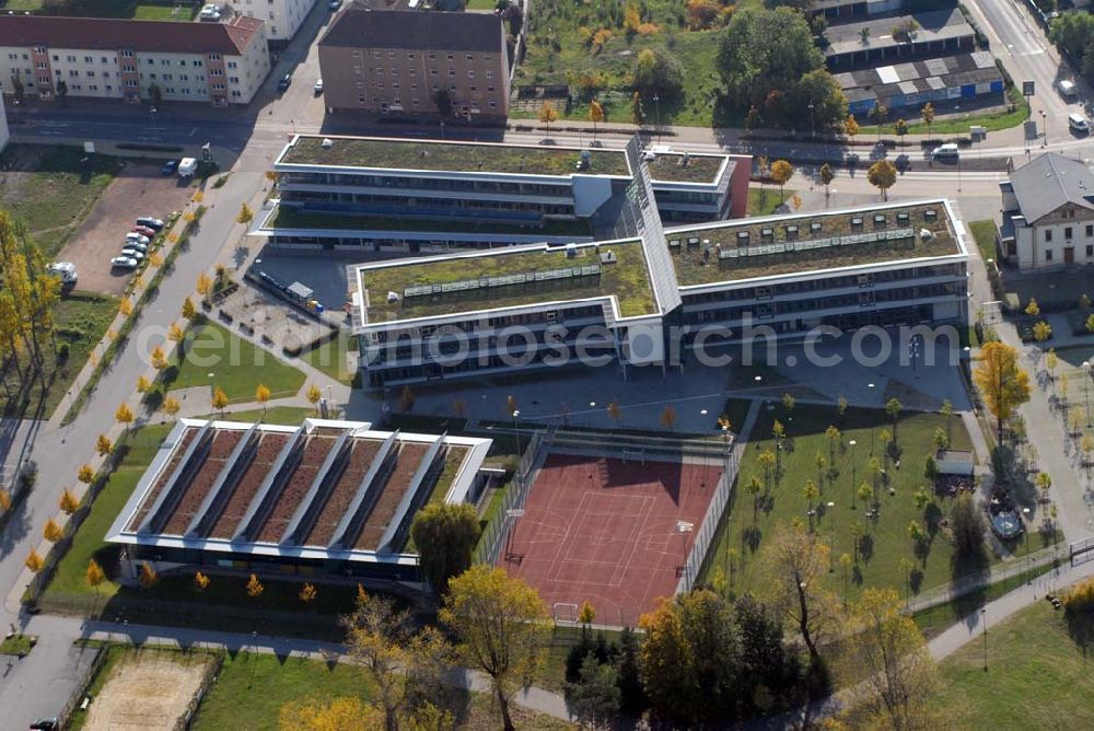 Aerial image Meißen - Blick auf das Berufliche Schulzentrum Meißen am rechtselbischen Brückenkopf der Elbtalbrücke. Kontakt: BSZ Meißen in der Goethestraße 21, 01662 Meißen - Telefon: 03521 72830 (Mo - Fr 7 - 14 Uhr)