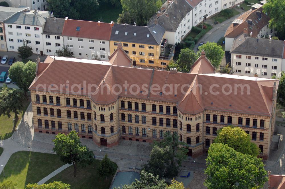 Magdeburg from above - Blick auf den Hauptstandort der Berufsbildende Schulen Magdeburg „Hermann Beims, Gastronomie und Ernährung im Stadtteil Sudenburg. Kontakt: Salzmannstraße 9 - 15, 39112 Magdeburg, Tel. +49(0)391 541-4666, Fax +49(0)391 541-2000, email: kontakt@bbs2-magdeburg.bildung-lsa.de