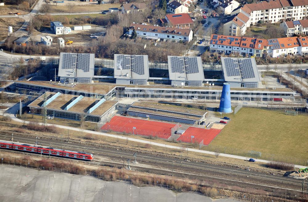 München from above - Die Städtische Berufsschule für elektrische Anlagen- und Gebäudetechnik mit Sportplatz und blauem Pendelturm an der Bergsonstraße in München. The Municipal Vocation School for Electric Installation and Building Services Engineering at the Bergsonstrasse in Munich.