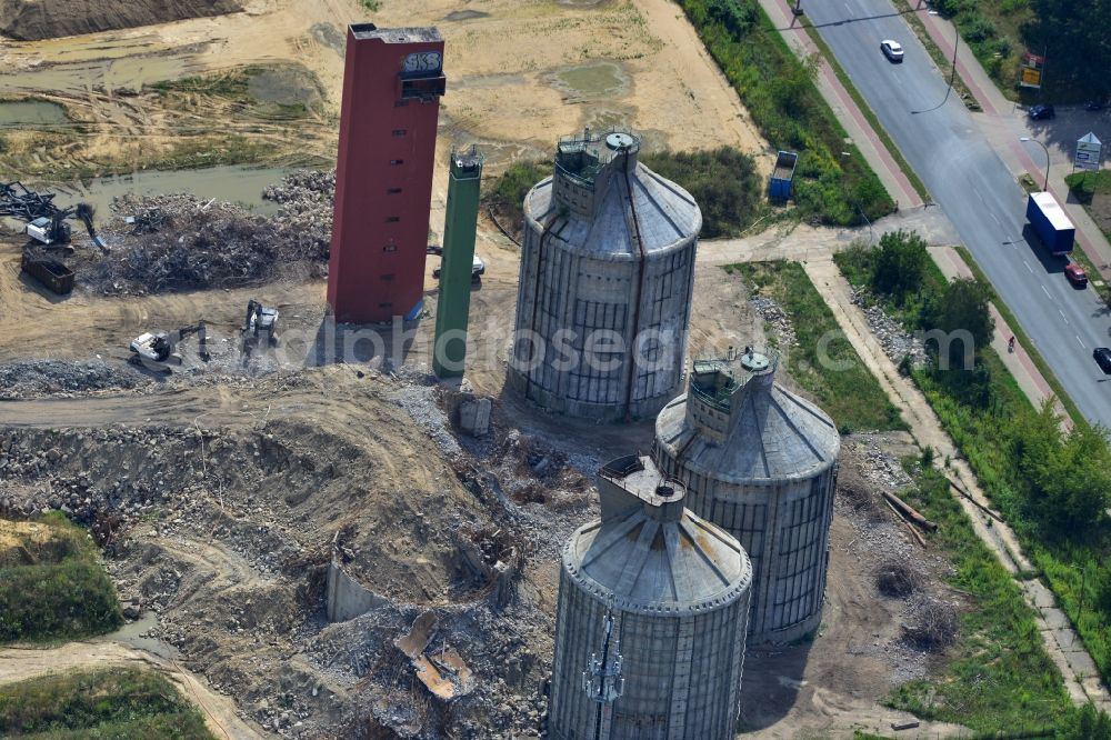 Berlin Falkenberg Hohenschönhausen from the bird's eye view: View Cleared site on the ruins of the digesters and clarifiers of Falkenberg treatment plant in the district Hohenschonhausen - Marzahn in Berlin. The area is a developing area with commercial and industrial development to the CleanTech Business Park Berlin - Marzahn be expanded