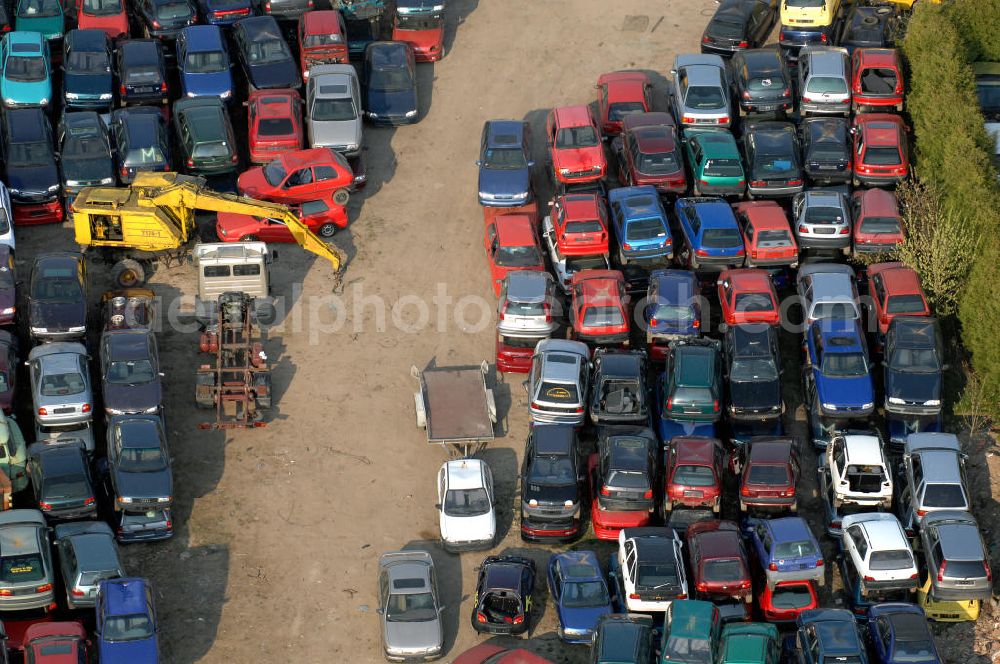 WESTHAUSEN from above - Blick auf die auf Grund der sogenannten Abwrackprämie übervollen Lagerflächen der Autoverwertung Gerhard Hufland an der Hauptstrasse 67 in 99869 Westhausen in Thüringen (Tel.: 036255 81455)