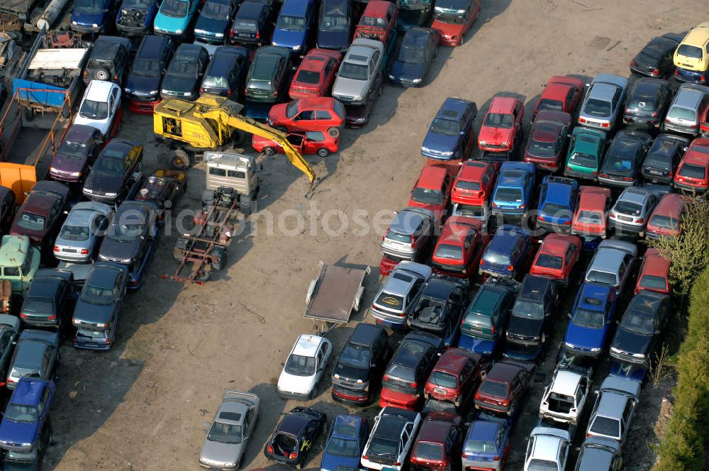 WESTHAUSEN from above - Blick auf die auf Grund der sogenannten Abwrackprämie übervollen Lagerflächen der Autoverwertung Gerhard Hufland an der Hauptstrasse 67 in 99869 Westhausen in Thüringen (Tel.: 036255 81455)