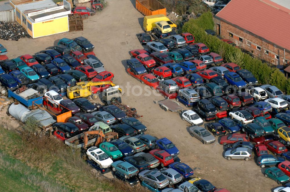 WESTHAUSEN from above - Blick auf die auf Grund der sogenannten Abwrackprämie übervollen Lagerflächen der Autoverwertung Gerhard Hufland an der Hauptstrasse 67 in 99869 Westhausen in Thüringen (Tel.: 036255 81455)