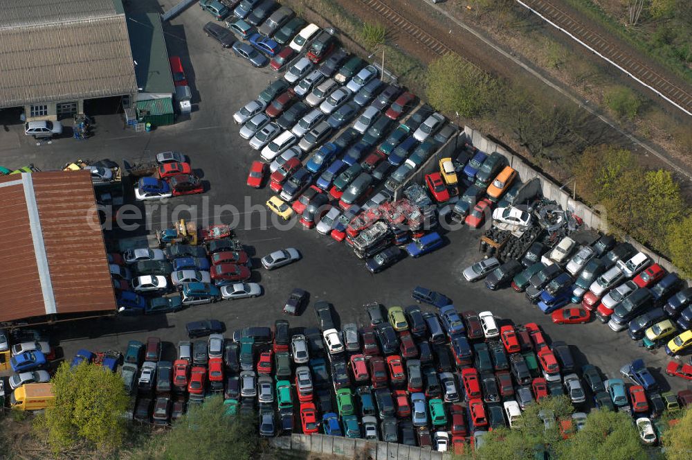 NEUENHAGEN from above - Blick auf die auf Grund der sogenannten Abwrackprämie übervollen Lagerflächen der Autoverwertung PRIES & FRIESE am Rosa-Luxemburg-Damm 1 in 15366 Neuenhagen - Fredersdorf Tel.: 03342-234480