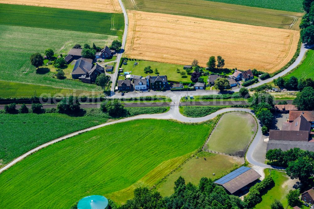 Recklinghausen from the bird's eye view: Roads - barriers at a level crossing in the rail track route network of the Deutsche Bahn on street Lindenstrasse in Recklinghausen at Ruhrgebiet in the state North Rhine-Westphalia, Germany