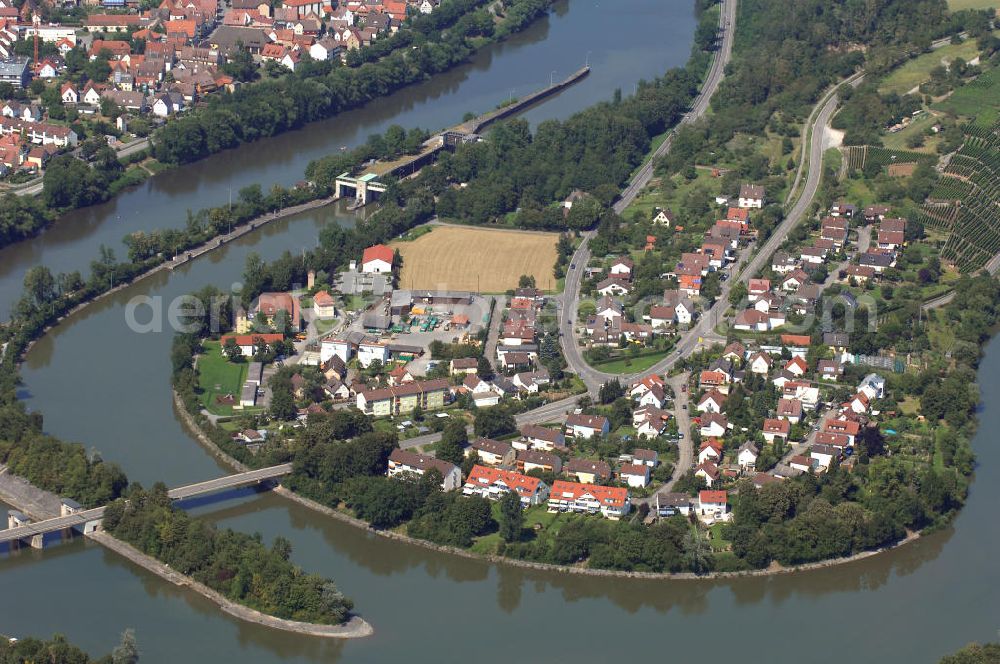 Aerial photograph Besigheim - Blick auf Besigheim mit Brücke über den Neckar. Besigheim ist eine Kleinstadt im Landkreis Ludwigsburg ca. 25 km nördlich von Stuttgart. Seit 18. Oktober 2005 ist Besigheim staatlich anerkannter Erholungsort. Besigheim besteht aus der Kernstadt Besigheim und dem am 1. September 1971 eingemeindeten Teilort Ottmarsheim, einer nordöstlich gelegenen Exklave sowie der Weiler Husarenhof im Süden.