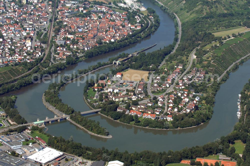 Besigheim from above - Blick auf Besigheim mit Brücke über den Neckar. Besigheim ist eine Kleinstadt im Landkreis Ludwigsburg ca. 25 km nördlich von Stuttgart. Seit 18. Oktober 2005 ist Besigheim staatlich anerkannter Erholungsort. Besigheim besteht aus der Kernstadt Besigheim und dem am 1. September 1971 eingemeindeten Teilort Ottmarsheim, einer nordöstlich gelegenen Exklave sowie der Weiler Husarenhof im Süden.