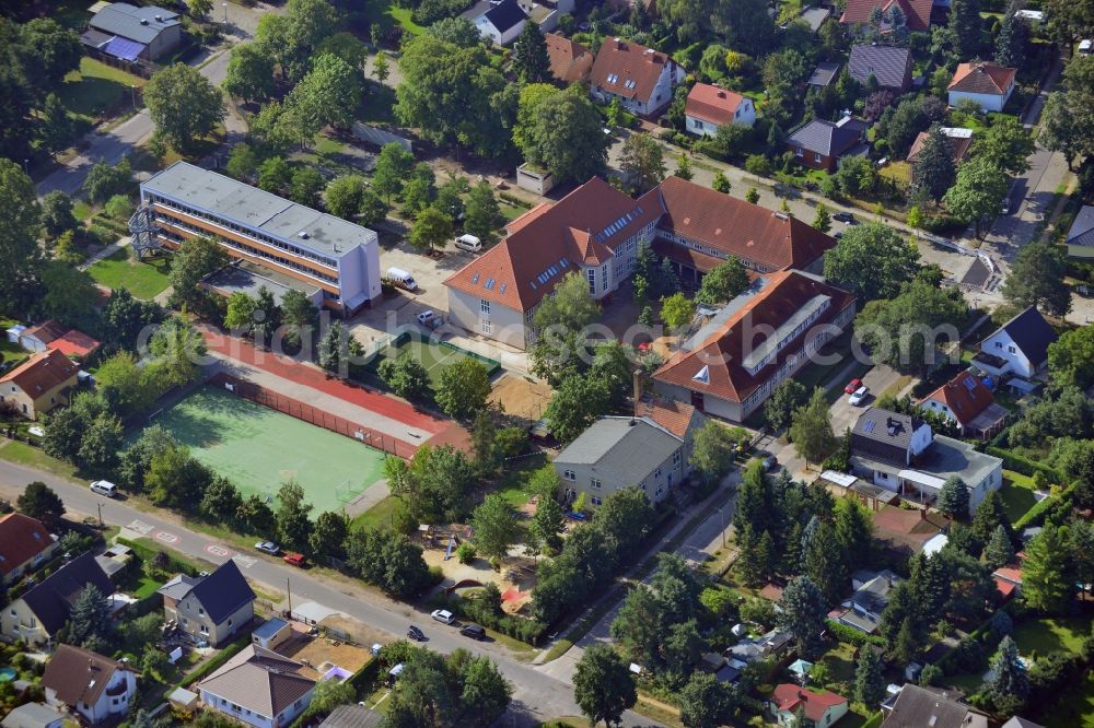Aerial photograph Berlin-Mahlsdorf - The buildings and the area of the BEST-Sabel-primary school in Berlin-Mahlsdorf. It is a Wolfgang Gerbere full-time school with adjecent athletic ground
