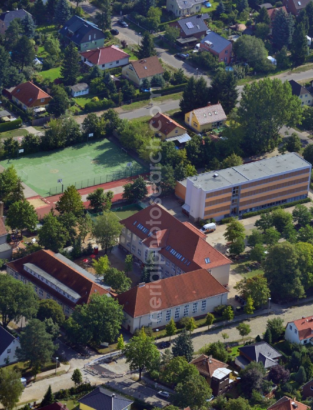 Aerial image Berlin-Mahlsdorf - The buildings and the area of the BEST-Sabel-primary school in Berlin-Mahlsdorf. It is a Wolfgang Gerbere full-time school with adjecent athletic ground