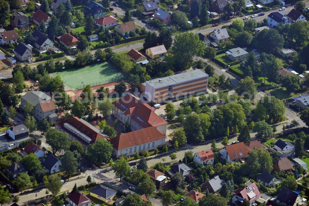 Aerial photograph Berlin-Mahlsdorf - The buildings and the area of the BEST-Sabel-primary school in Berlin-Mahlsdorf. It is a Wolfgang Gerbere full-time school with adjecent athletic ground