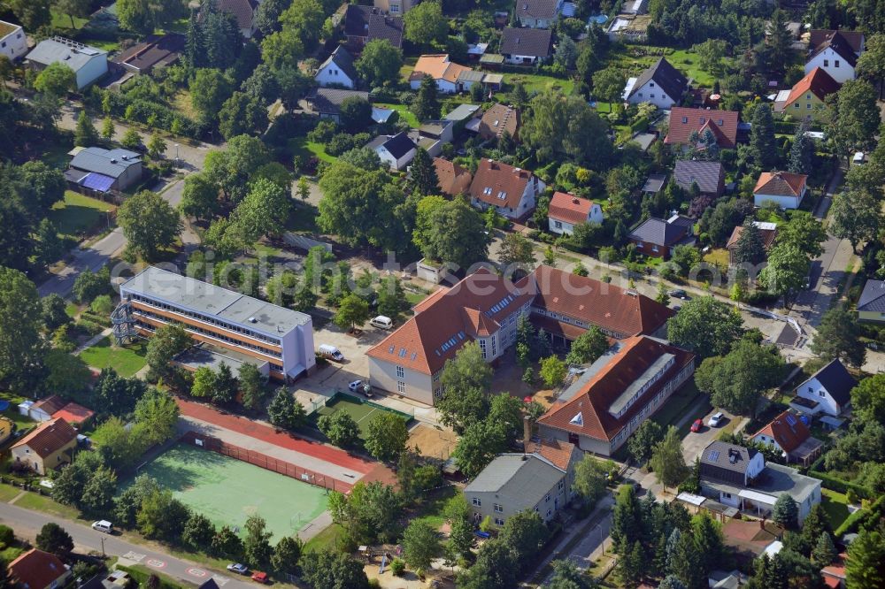 Berlin-Mahlsdorf from above - The buildings and the area of the BEST-Sabel-primary school in Berlin-Mahlsdorf. It is a Wolfgang Gerbere full-time school with adjecent athletic ground