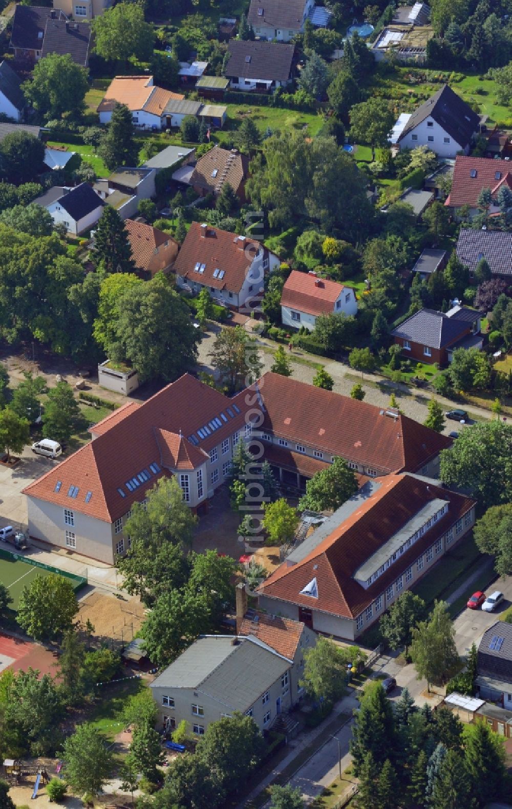 Berlin-Mahlsdorf from the bird's eye view: The buildings and the area of the BEST-Sabel-primary school in Berlin-Mahlsdorf. It is a Wolfgang Gerbere full-time school with adjecent athletic ground