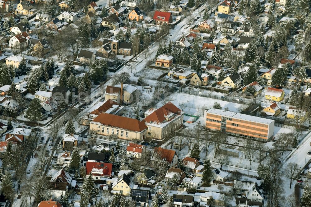 Berlin from above - Winterly snowy buildings and the area of the BEST-Sabel-primary school in Berlin-Mahlsdorf. It is a Wolfgang Gerbere full-time school with adjecent athletic ground