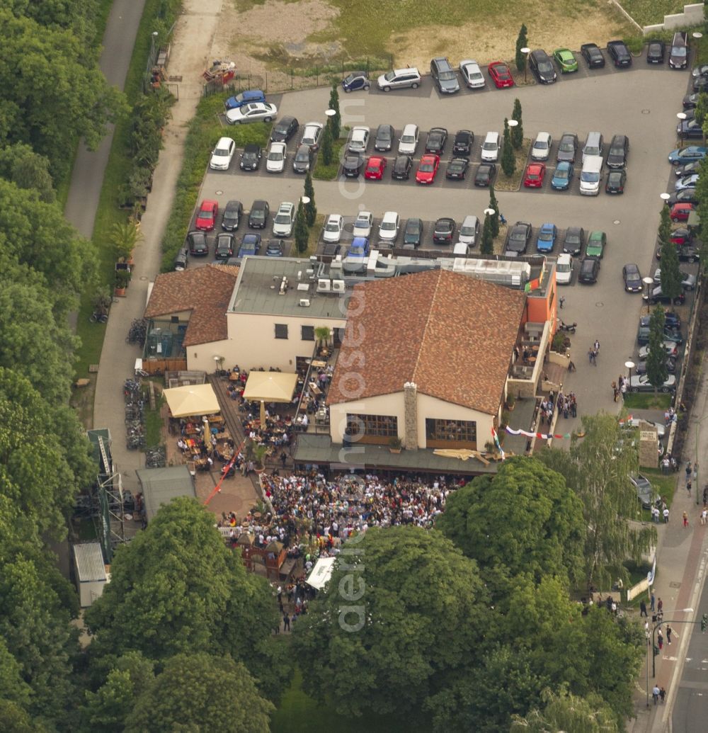 Bochum from above - Public viewing prior to the big screen at Celona Cafe in Essen on the occasion of European Championship quarter-final match between Germany and Greece