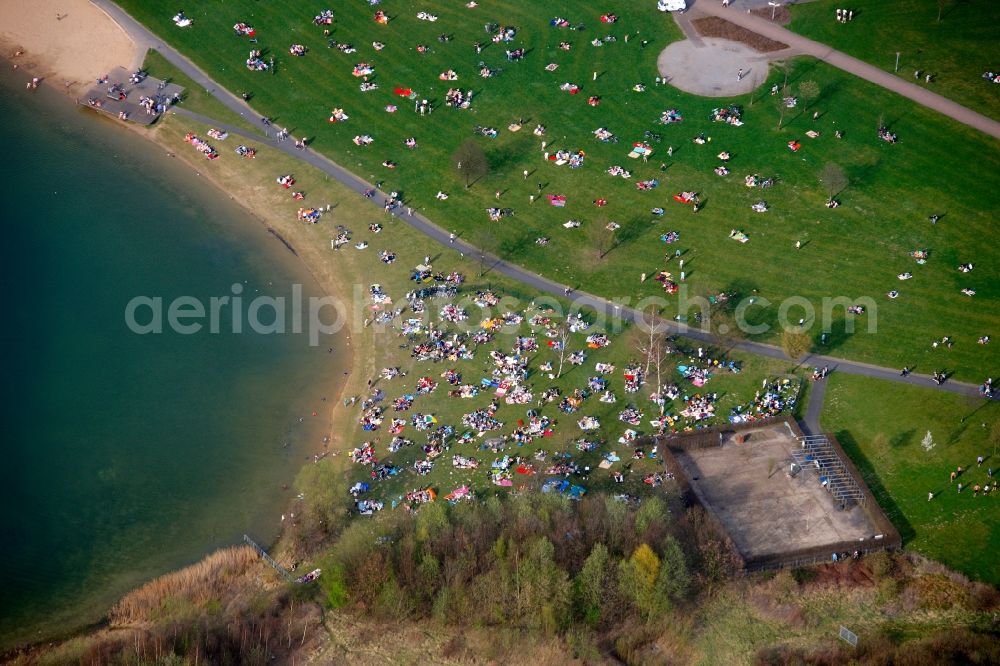 Lünen from above - Visitors to the lawns on the shores of Sea Park in Luenen in North Rhine-Westphalia