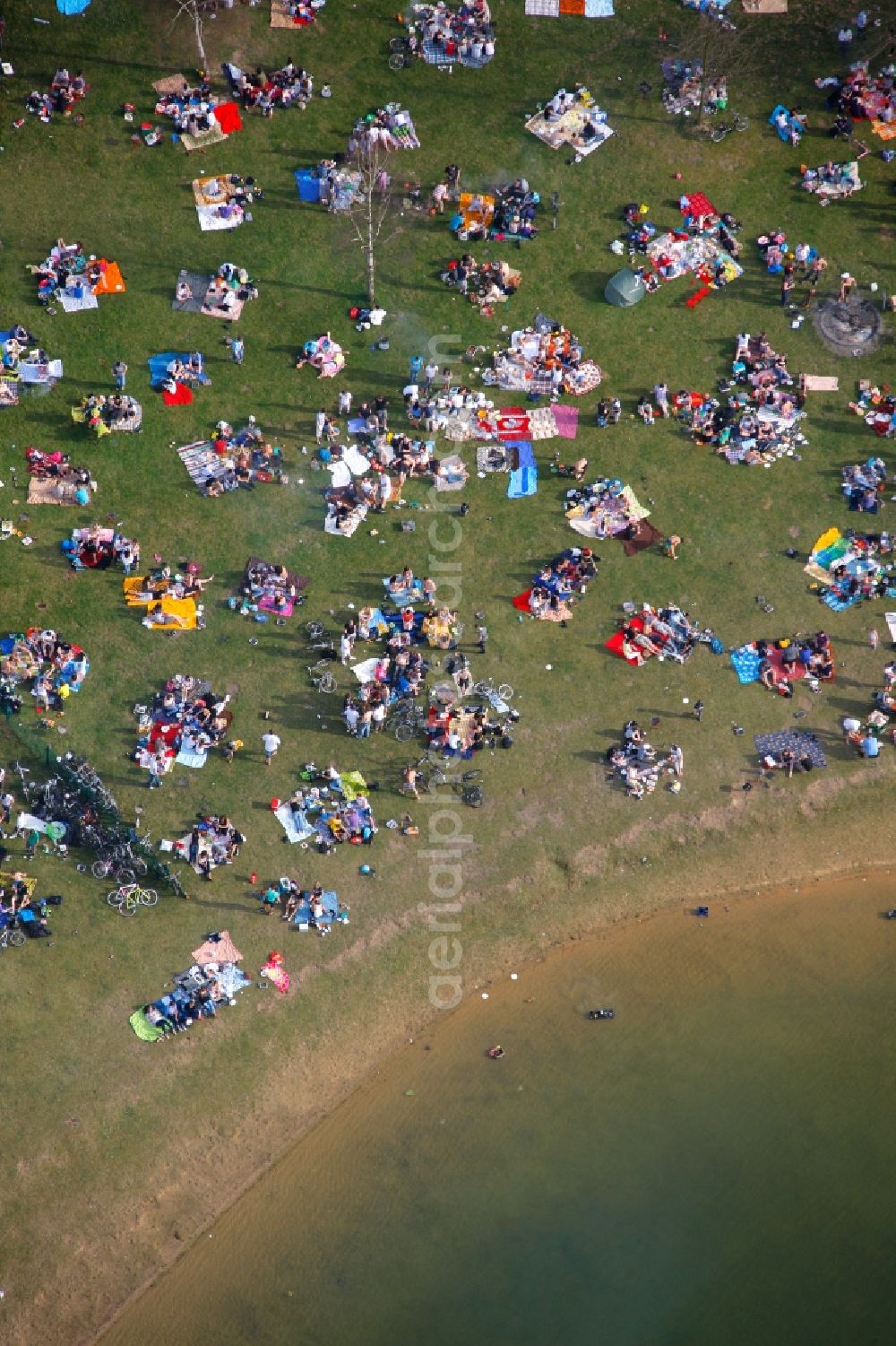 Aerial image Lünen - Visitors to the lawns on the shores of Sea Park in Luenen in North Rhine-Westphalia