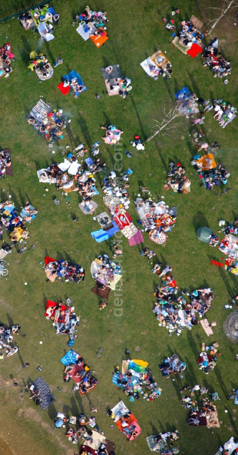 Aerial photograph Lünen - Visitors to the lawns on the shores of Sea Park in Luenen in North Rhine-Westphalia