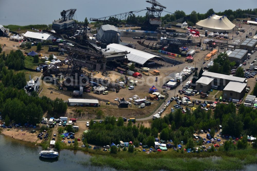 Gräfenhainichen from above - Visitors look at the Melt! Festival in the iron city Ferropolis in Graefenhainichen in the state of Saxony-Anhalt. The Melt is a Musikfestiva with electronic music and Rock Sound. Since 1999 the festival at Graefenhainichen takes place in the City of Steel Ferropolis