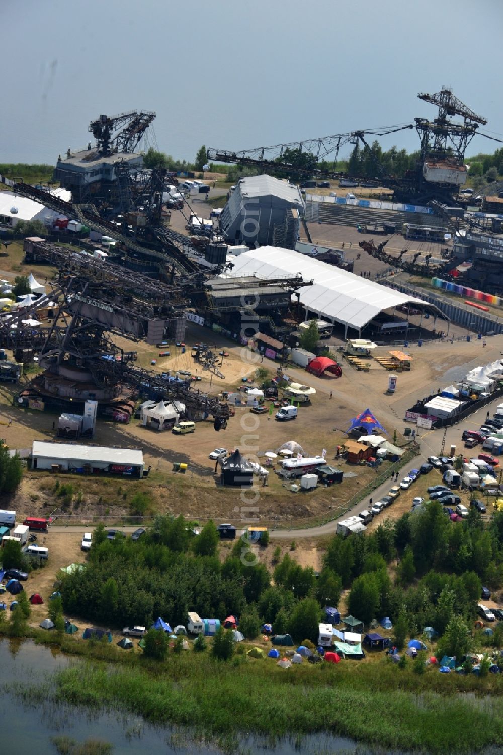 Gräfenhainichen from the bird's eye view: Visitors look at the Melt! Festival in the iron city Ferropolis in Graefenhainichen in the state of Saxony-Anhalt. The Melt is a Musikfestiva with electronic music and Rock Sound. Since 1999 the festival at Graefenhainichen takes place in the City of Steel Ferropolis