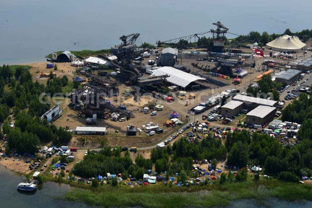 Aerial image Gräfenhainichen - Visitors look at the Melt! Festival in the iron city Ferropolis in Graefenhainichen in the state of Saxony-Anhalt. The Melt is a Musikfestiva with electronic music and Rock Sound. Since 1999 the festival at Graefenhainichen takes place in the City of Steel Ferropolis