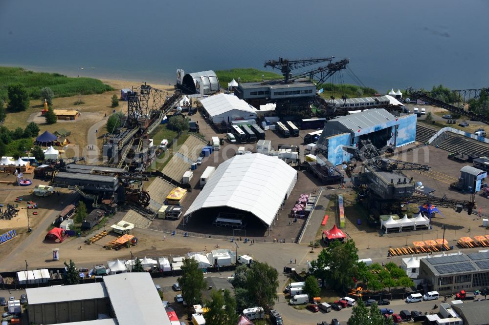 Gräfenhainichen from above - Visitors look at the Melt! Festival in the iron city Ferropolis in Graefenhainichen in the state of Saxony-Anhalt. The Melt is a Musikfestiva with electronic music and Rock Sound. Since 1999 the festival at Graefenhainichen takes place in the City of Steel Ferropolis