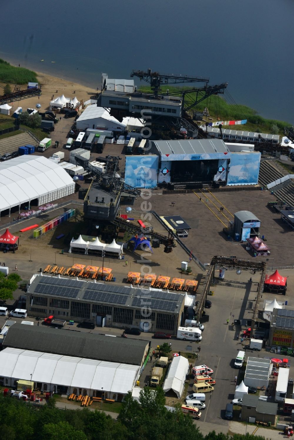 Aerial image Gräfenhainichen - Visitors look at the Melt! Festival in the iron city Ferropolis in Graefenhainichen in the state of Saxony-Anhalt. The Melt is a Musikfestiva with electronic music and Rock Sound. Since 1999 the festival at Graefenhainichen takes place in the City of Steel Ferropolis