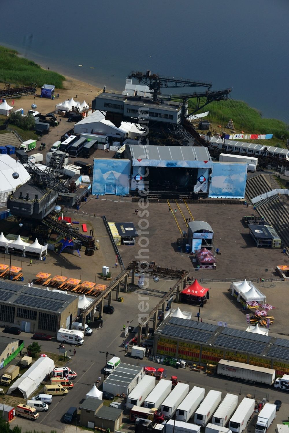 Aerial photograph Gräfenhainichen - Visitors look at the Melt! Festival in the iron city Ferropolis in Graefenhainichen in the state of Saxony-Anhalt. The Melt is a Musikfestiva with electronic music and Rock Sound. Since 1999 the festival at Graefenhainichen takes place in the City of Steel Ferropolis