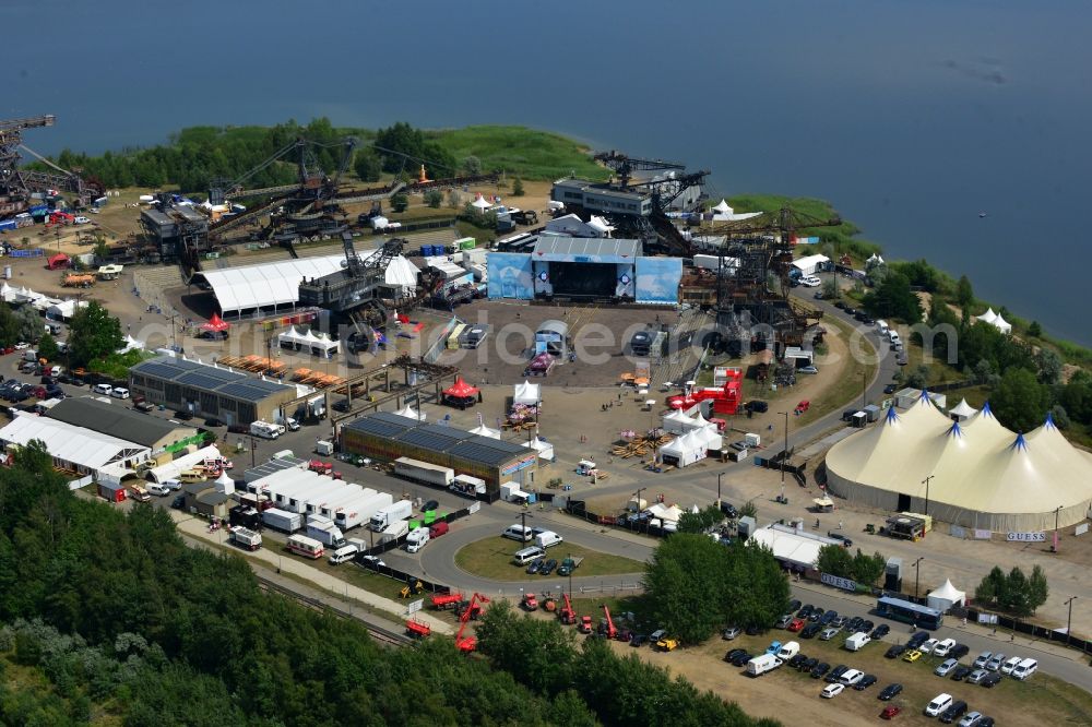 Gräfenhainichen from above - Visitors look at the Melt! Festival in the iron city Ferropolis in Graefenhainichen in the state of Saxony-Anhalt. The Melt is a Musikfestiva with electronic music and Rock Sound. Since 1999 the festival at Graefenhainichen takes place in the City of Steel Ferropolis