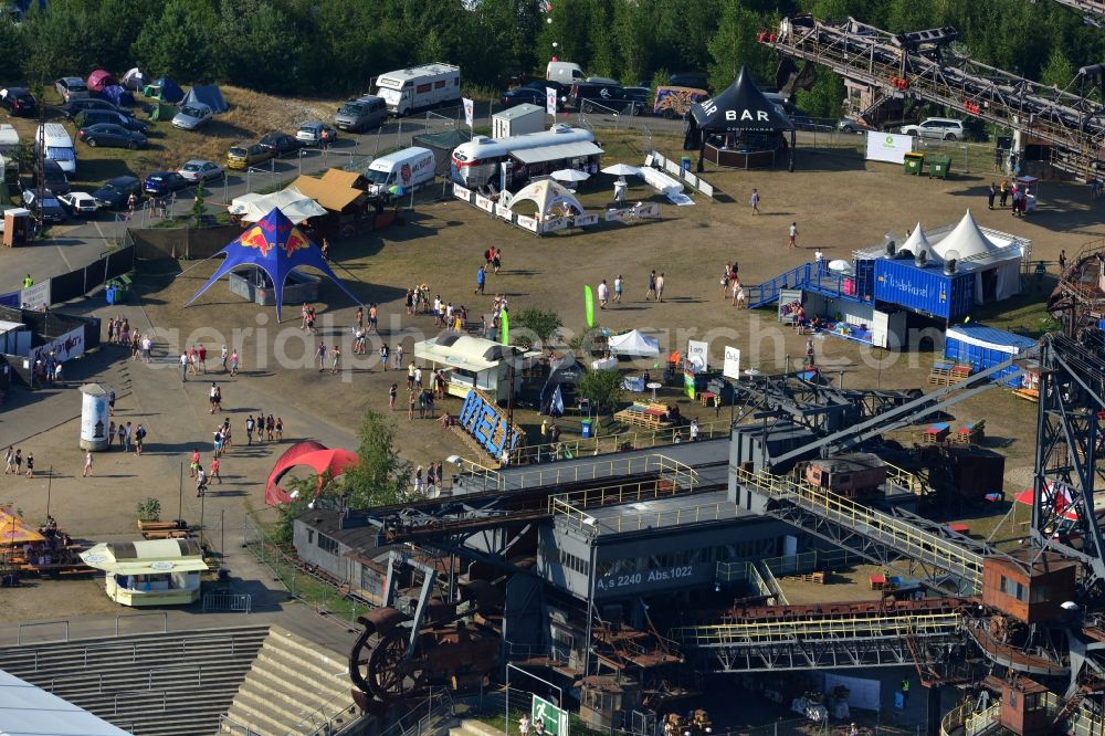 Gräfenhainichen from above - Visitors look at the Melt! Festival in the iron city Ferropolis in Graefenhainichen in the state of Saxony-Anhalt. The Melt is a Musikfestiva with electronic music and Rock Sound. Since 1999 the festival at Graefenhainichen takes place in the City of Steel Ferropolis