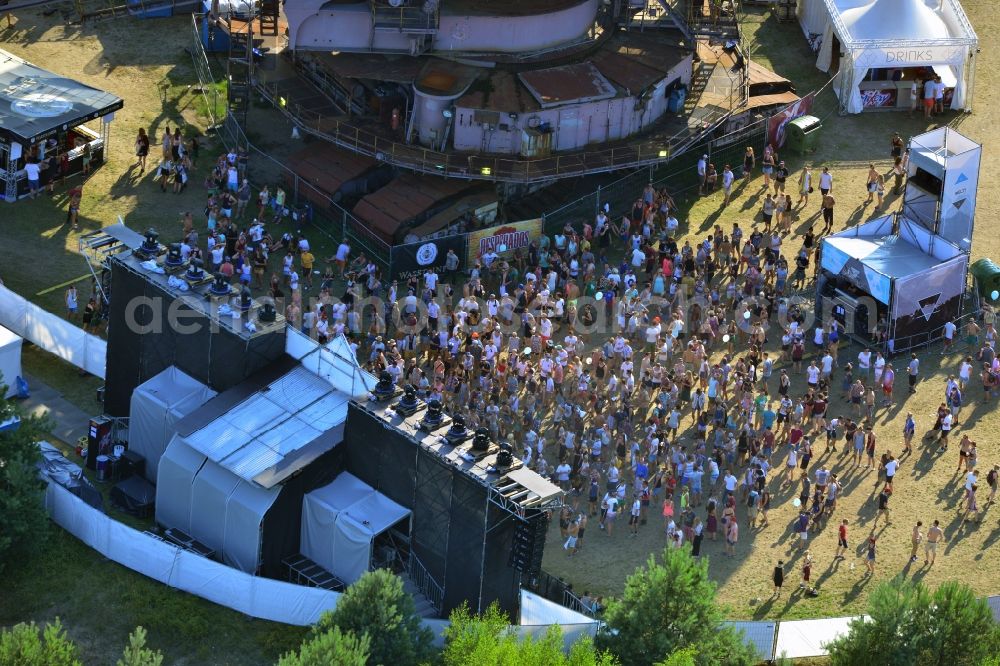 Aerial image Gräfenhainichen - Visitors look at the Melt! Festival in the iron city Ferropolis in Graefenhainichen in the state of Saxony-Anhalt. The Melt is a Musikfestiva with electronic music and Rock Sound. Since 1999 the festival at Graefenhainichen takes place in the City of Steel Ferropolis