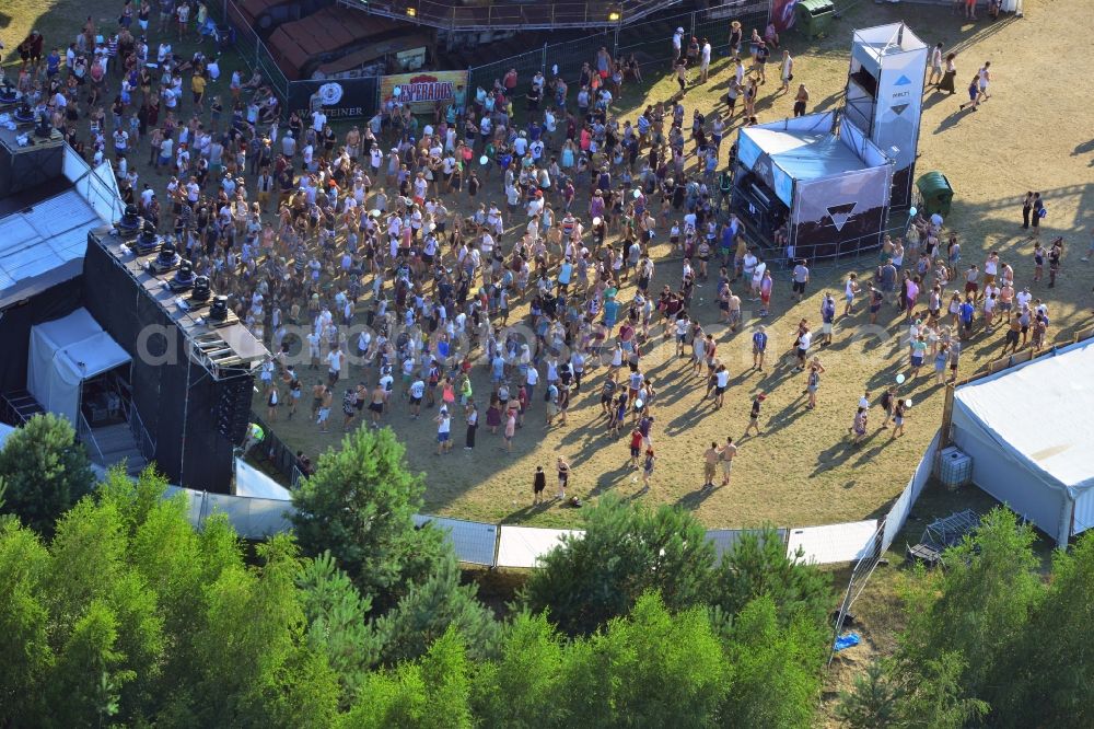 Aerial photograph Gräfenhainichen - Visitors look at the Melt! Festival in the iron city Ferropolis in Graefenhainichen in the state of Saxony-Anhalt. The Melt is a Musikfestiva with electronic music and Rock Sound. Since 1999 the festival at Graefenhainichen takes place in the City of Steel Ferropolis