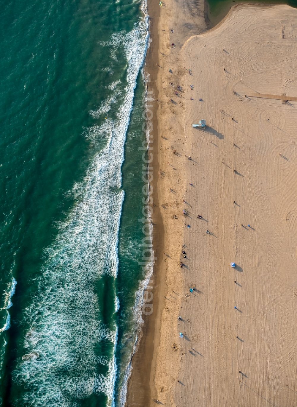 Aerial photograph Santa Monica - Visitors of Santa Monica Beach on the Pacific Coast in Santa Monica in California, USA