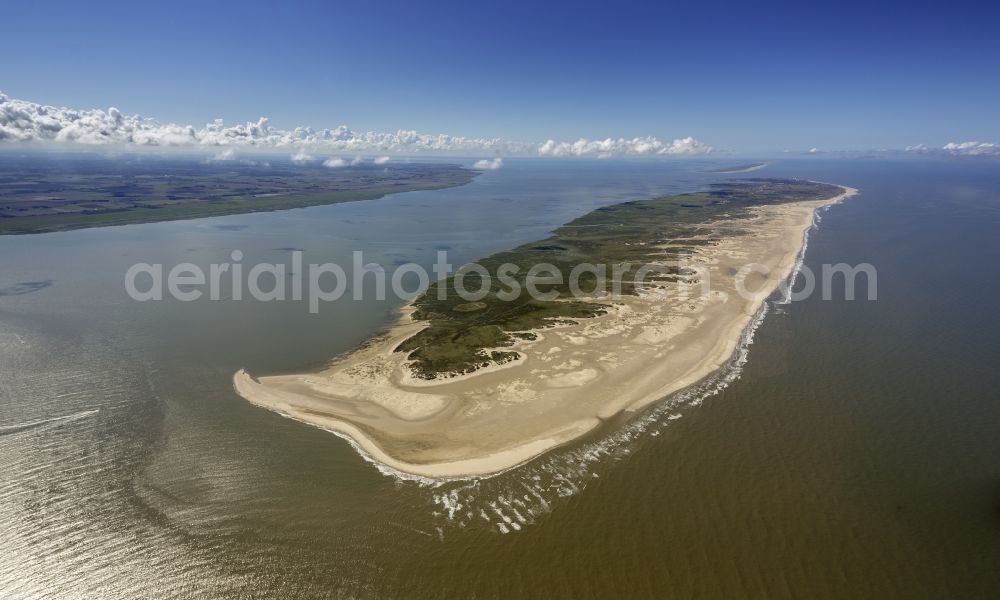 Norderney from the bird's eye view: Visitors on the sandy beach of the island of Norderney in the North Sea in Lower Saxony