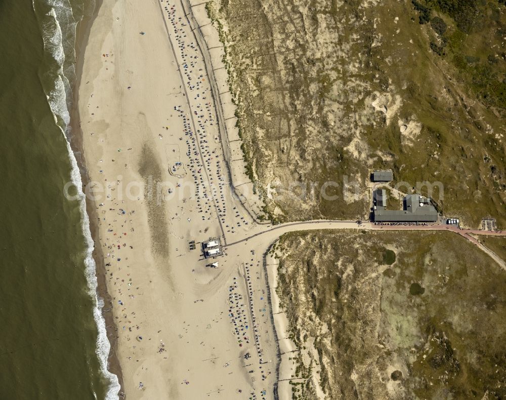 Aerial photograph Norderney - Visitors on the sandy beach of the island of Norderney in the North Sea in Lower Saxony