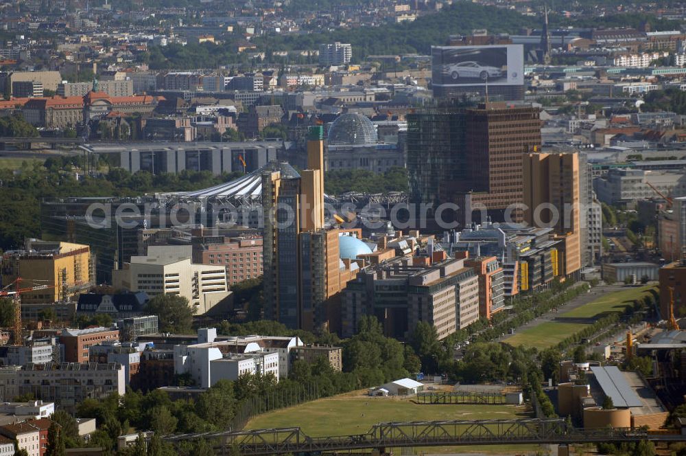 Berlin from the bird's eye view: Blick auf den Besucher- und Touristenmagnet Potsdamer Platz in Berlin-Mitte. Mit im Bild das Sony-Center, der Bahntower, sowie im Hintergrund erkennbar der Berliner reichstag, Brandenburger Tor.