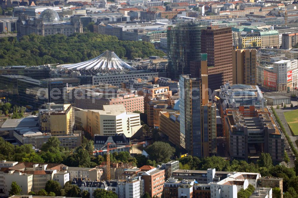 Aerial photograph Berlin - Blick auf den Besucher- und Touristenmagnet Potsdamer Platz in Berlin-Mitte. Mit im Bild das Sony-Center, der Bahntower, sowie im Hintergrund erkennbar der Berliner reichstag, Brandenburger Tor.