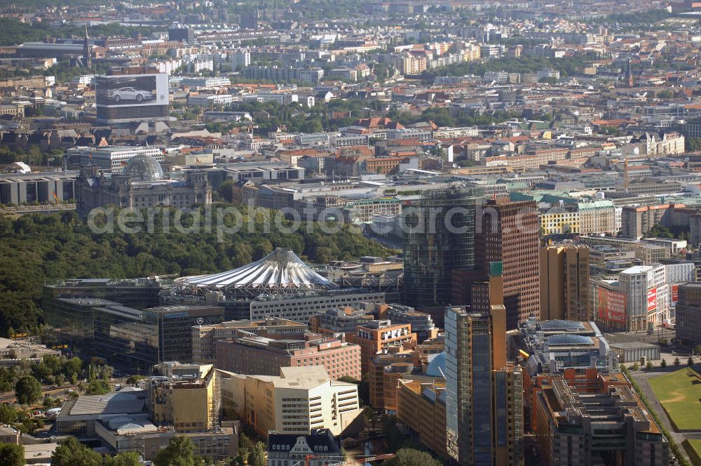 Berlin from the bird's eye view: Blick auf den Besucher- und Touristenmagnet Potsdamer Platz in Berlin-Mitte. Mit im Bild das Sony-Center, der Bahntower, sowie im Hintergrund erkennbar der Berliner reichstag, Brandenburger Tor.