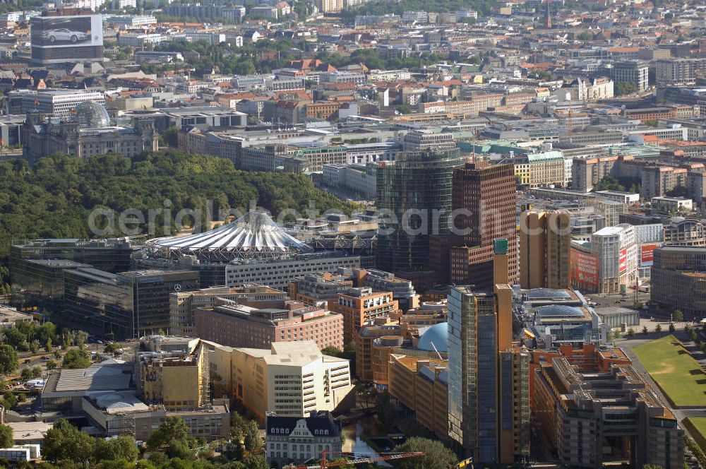 Aerial image Berlin - Blick auf den Besucher- und Touristenmagnet Potsdamer Platz in Berlin-Mitte. Mit im Bild das Sony-Center, der Bahntower, sowie im Hintergrund erkennbar der Berliner reichstag, Brandenburger Tor.