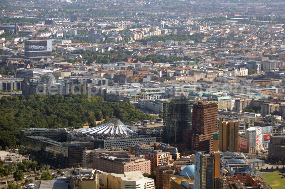 Aerial photograph Berlin - Blick auf den Besucher- und Touristenmagnet Potsdamer Platz in Berlin-Mitte. Mit im Bild das Sony-Center, der Bahntower, sowie im Hintergrund erkennbar der Berliner reichstag, Brandenburger Tor.